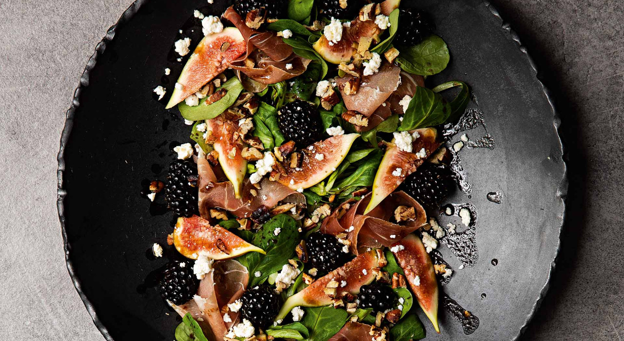 Feigensalat mit Brombeeren, Ricotta und Schinken